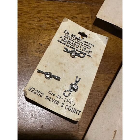 Vintage Button Lot Metal and Plastic on Cards USA 27 Pieces Old Stock - Picture 7 of 9